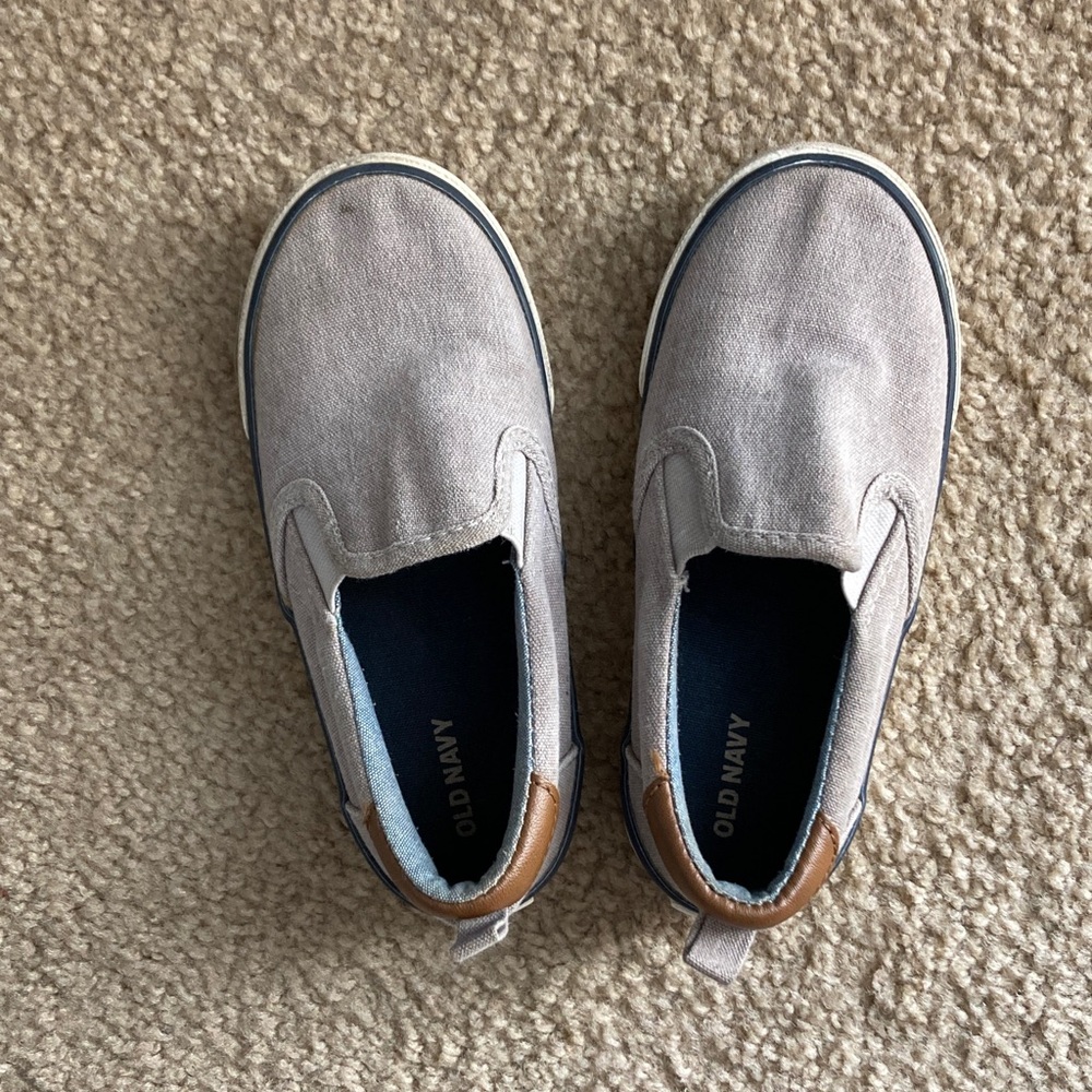 Old Navy Kids Light Gray Slip-On Sneakers Kids Size 10
